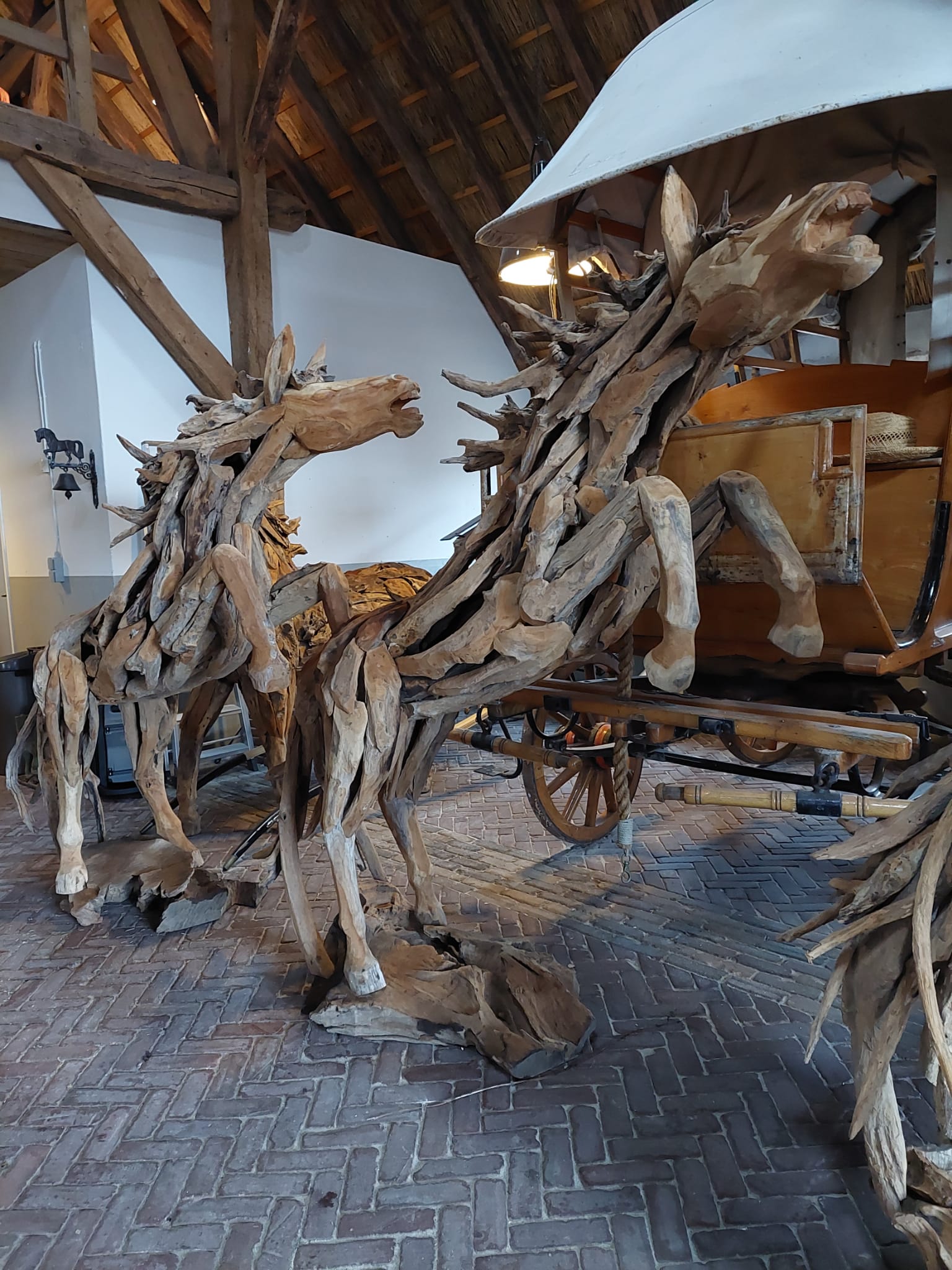 groot houten paardenbeeld van Indonesisch drijfhout