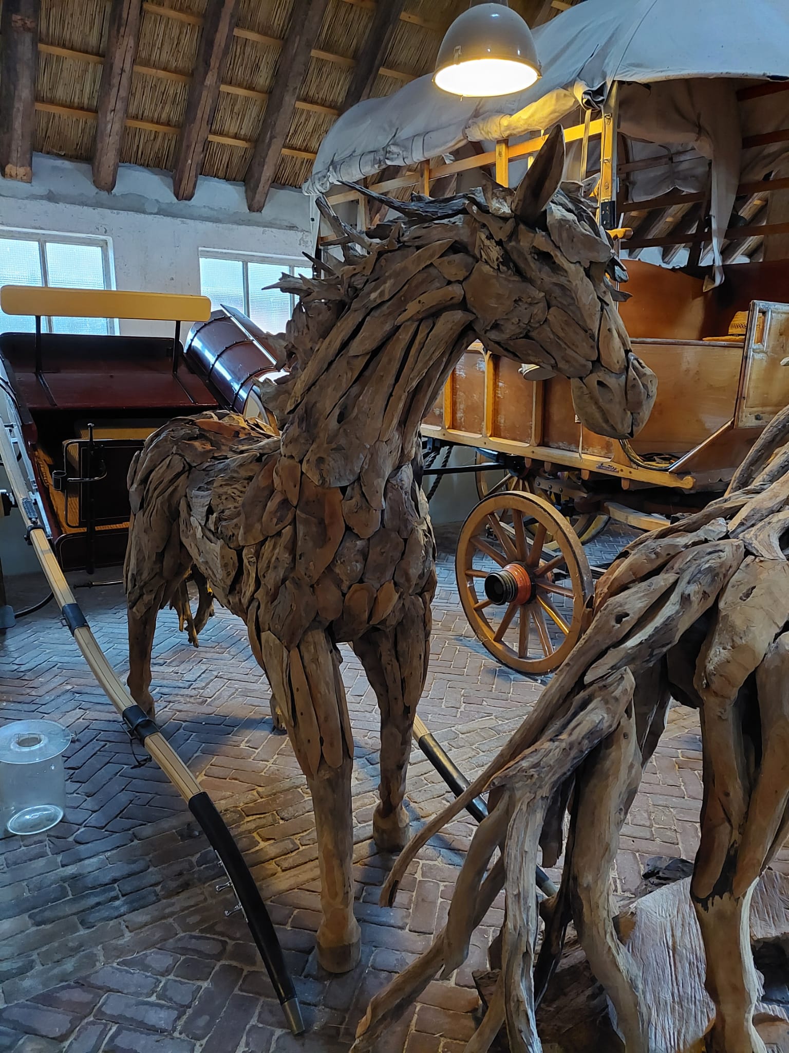 groot houten paardenbeeld van Indonesisch drijfhout